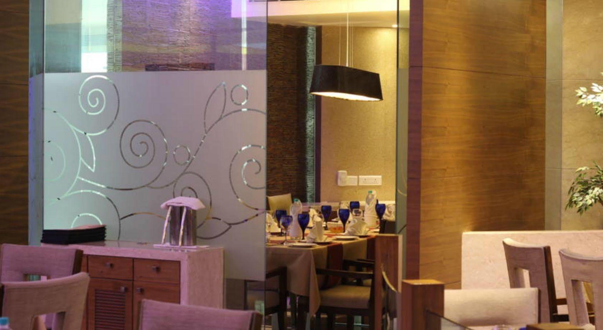 Ramada By Wyndham Navi Mumbai Hotel Buitenkant foto