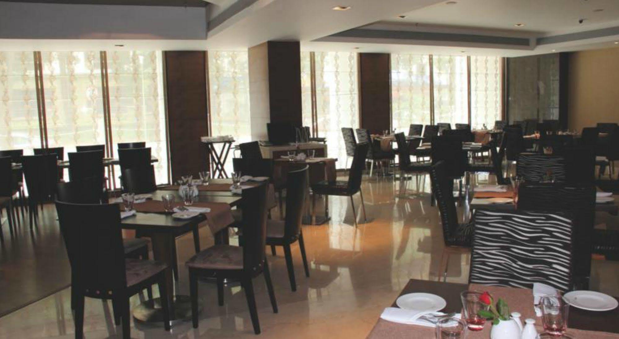 Ramada By Wyndham Navi Mumbai Hotel Buitenkant foto